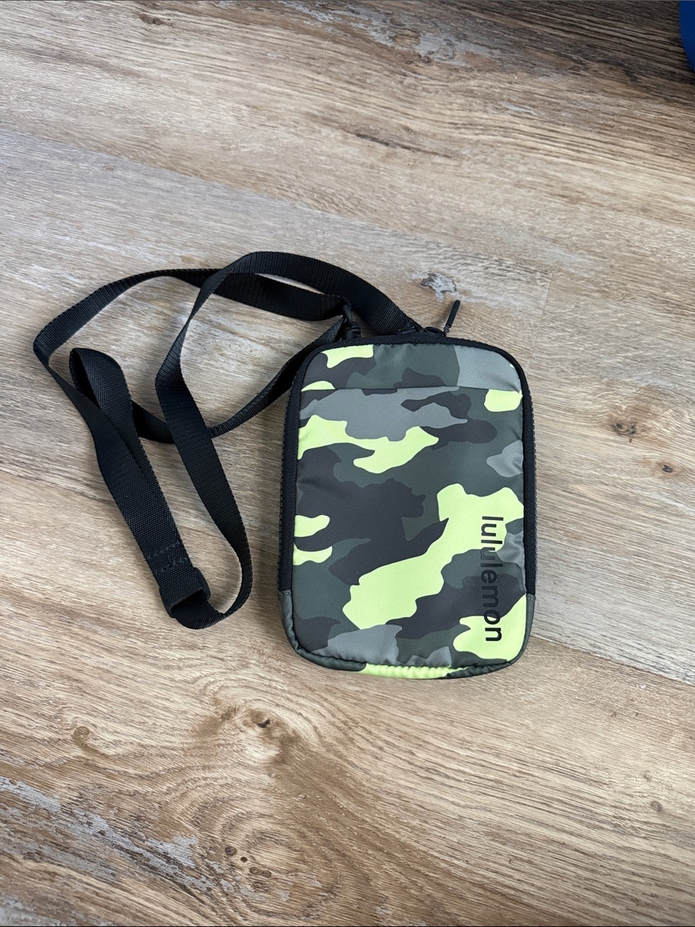 lululemon athletica Camo Crossbody Belt Bag - Green & Black